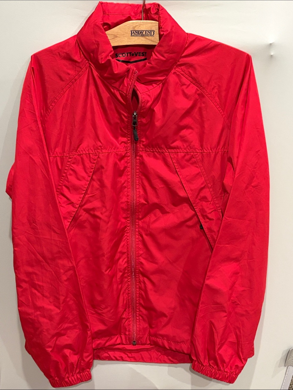 Scottevest men’s M red windbreaker jacket tech travel pockets hood full zip EUC